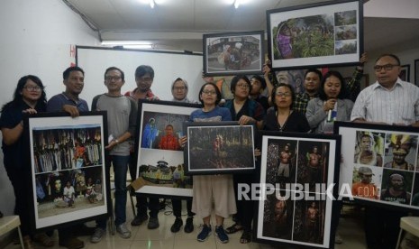 Sejumlah aktivis menunjukan bingkai foto masyarakat Papua usai memberikan keterangan pers di Kantor Kontras, Jakarta, Selasa (20/8).