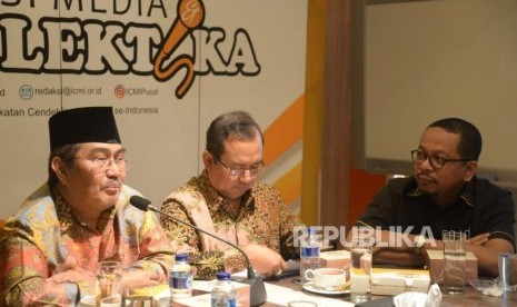 Ketua Umum ICMI Jimly Asshiddiqie (kiri) bersama Wakil Ketua Bidang Politik Dalam Negeri ICMI Priyo Budi Santoso (tengah) dan Direktur Eksekutif Indo Barometer Muhammad Qodari  saat diskusi 