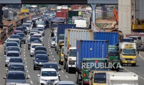 Padat. Sejumlah kendaraan melintasi ruas jalan tol Jakarta - Cikampek, Bekasi, Jawa Barat, Selasa (26/12).