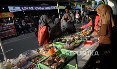 Pasar Takjil Jogokaryan. Warga membeli aneka macam takjil berbuka puasa di Pasar Takjil Jogokaryan, DIY, Jumat (10/5/2019).