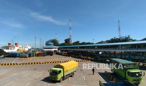 Sejumlah truk yang akan menyeberang ke Sumatera antre menunggu kedatangan kapal roro di Pelabuhan Merak, Banten, Jumat, (3/5).