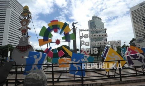 Pernak -Pernik Asian Games Indonesia terpasang di kawasan Bundaran HI, Jakarta, Jumat (16/2).