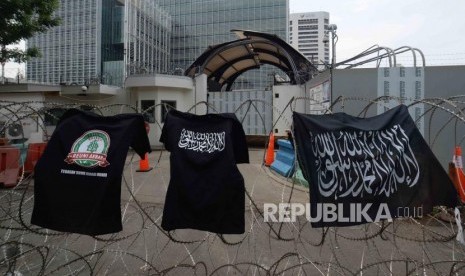 Atribut aksi 212  yang dijual saat  reuni aksi 212 di Lapangan Monumen Nasional, Jakarta, Ahad, (2/12).