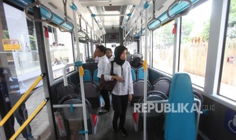 Penumpang mencoba bus Metrotrans saat integrasi Transjakarta dengan Kereta Bandara di Stasiun Sudirman Baru, Jakarta, Kamis (28/12).