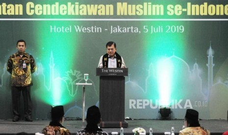 Silaturahmi ICMI. Wakil Presiden Indonesia Jusuf Kalla memberi sambutan pada acara SIlaturahmi pengurus Ikatan Cendekiawan Muslim se-Indonesia (ICMI) di Jakarta Selatan, Jum'at (5/7).