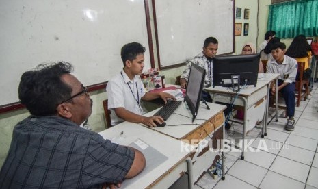 Pendaftaran PPDB online SMA.Sejumlah orang tua dan Calon Siswa mendaftar Penerimaan Peserta Didik Baru (PPDB) 2019 tingkat SMA-SMK di SMAN 2 Bekasi, Jawa Barat, Senin (17/6).