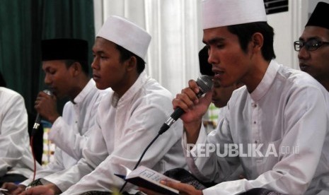 Sejumlah santri melakukan shalawat Nabi Muhammad SAW. Shalawat mempunyai keutamaan yang besar jika dilakukan pada Jumat 