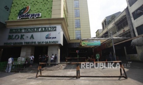 Pusat pertokoan Tanah Abang tutup sebagai dampak dari aksi unjuk rasa di depan gedung Bawaslu, Jakarta, Rabu (22/5).