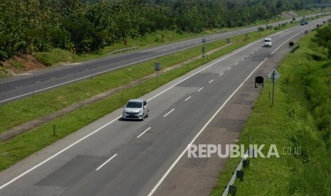 Sejumlah kendaraan melintasi Jalan Tol Cipali, Kabupaten Indramayu, Jawa Barat, Selasa (7/5).