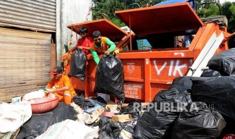 Petugas saat memilah sampah di Bank Sampah Dipo Sentral Tebet, Tebet, Jakarta Selatan.