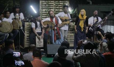 Grup musik religi Debu alami kecelakaan di Tol Probolinggo, Jawa Timur.