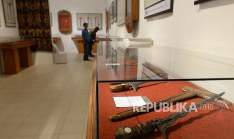 Pameran Simbolika Keris. Pengunjung mengamati koleksi keris saat pameran bertajuk 