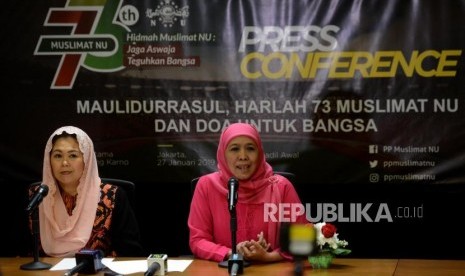 Ketua Umum PP Muslimat Nu Khofifah Indar Parawansa didampingi Ketua Panitia Harlah Muslimat NU Yenny Wahid memberikan paparan saat konferensi pers di Jakarta, Jumat (25/1).