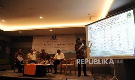  Direktur Eksekutif Indo Barometer, Muhammad Qodari menjelaskan hasil survei  tentang pilkada Jawa Barat yang di lakukan indobaremeter di  jakarta, Kamis (19/4).