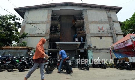 Warga melintas di depan rumah susun sederhana sewa (Rusunawa) Penjaringan, Jakarta Utara, Senin (22/10).