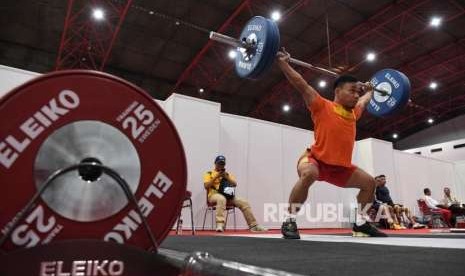 Atlet Angkat Besi, Eko Yuli  melakukan sesi latihan persiapan untuk bertanding dalam Asian Games ke 18 di JIE Expo Kemayoran, Jakarta. Ahad (19/8).