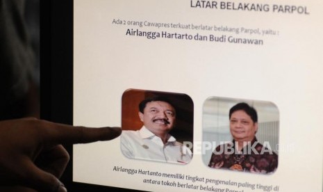  Jurnalis menunjuk paparan hasil survei LSI  menjelang Pilpres 2019 di Graha Dua Rajawali, Jakarta, Jumat (2/2).