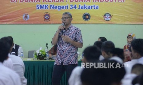 Ketua ICT & Ekraf Ikantan Alumni Program Habibie (IABIE) Beno K. Pradekso memberikan motivasi kepada pada siswa/i SMK Negeri 34 Jakarta, Jumat (16/3).