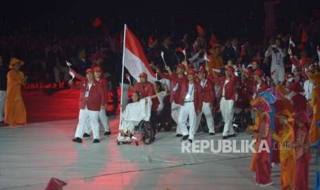 Defile atlet peserta Asian Para Games dari Indonesia memasuki lapangan utama saat pembukaan Asian Para Games ke 3 di Stadion Utama Gelora Bung Karno Jakarta, Sabtu (6/10) Malam.