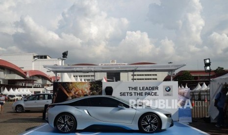 BMW i8 dengan alat pengisian Wallbox Plus ditampilkan dalam Festival Mobil Listrik di ajang IIMS 2018 di JiExpo, Jakarta. BMW meneken kontrak dengan Maroko demi mengamankan pasokan kobalt untuk produksi baterai mobil listriknya.