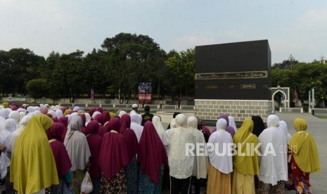 Syarat, Rukun, dan Wajib Haji yang Perlu Diketahui Jamaah . Foto: Sejumlah calon jamaah haji saat mengikuti manasik haji di Asrama Haji Pondok Gede, Jakarta, Ahad (14/7).