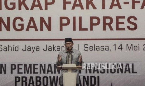  Cawapres nomor urut 2 Sandiaga Uno berpidato saat acara melakukan pengungkapan fakta-fakta kecurangan pilpres 2019 oleh tim BPN (Badan Pemenangan Nasional) di Jakarta Pusat, Selasa (14/5).