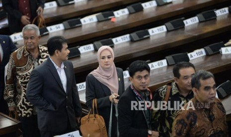 Anggota DPR Mulan Jameela bersama rekan sejawatnya usai mengikuti rapat paripurna MPR di Gedung Nusantara Kompleks Parlemen, Senayan, Jakarta, Rabu (2/10).