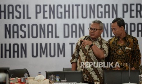 Ketua KPU Arief Budiman berbincang bersama Komisioner KPU Pramono Ubaid Tanthowi ketika mengikuti Rapat Pleno Rekapitulasi Suara Pemilu serentak 2019 Luar Negeri di gedung KPU, Jakarta, Ahad (5/5).