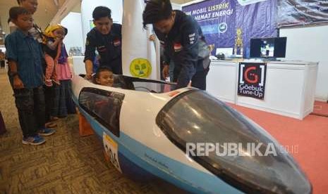 Anak-anak menaiki mobil listrik karya Mahasiswa Universitas Negeri Jakarta pada acara Bekfraf Habibie Festival di Jakarta International Expo Kemayoran, Jakarta, Ahad (23/9).