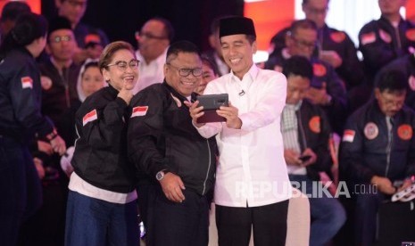 Capres nomor urut 01 Joko Widodo berfoto disela debat pertama pasangan calon presiden dan wakil presiden pemilu 2019 di Jakarta, Kamis (17/1).