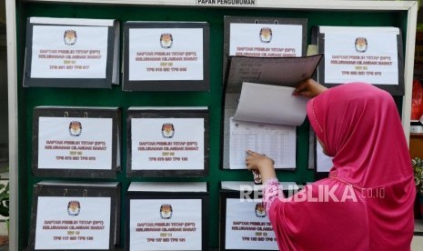 Warga melakukan pengecekan Daftar Pemilih Tetap (DPT) Pemilu 2019 dan Pilpres 2019 