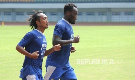 Hariono dan Essien berlatih fisik saat latihan Persib, di Stadion Gelora Bandung Lautan Api (GBLA), Kota Bandung, Senin (12/3).