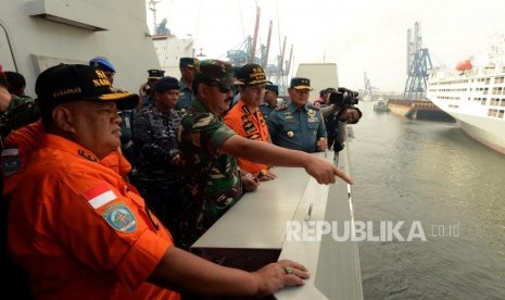 Panglima TNI Marsekal Hadi Tjahjanto didampingi Kepala Basarnas Marsekal Madya M. Syaugi saat menaiki KRI I Gusti Ngurah Rai di Dermaga JICT 2, Pelabuhan Tanjung Priok, Jakarta, Rabu (31/10).