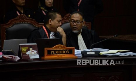 Kuasa Hukum Calon Presiden dan Wakil Presiden nomor urut 02 selaku pemohon Bambang Widjojanto saat mengikuti sidang perdana Perselisihan Hasil Pemilihan Umum (PHPU) Pilpres 2019 di Gedung Mahkamah Konstitusi, Jakarta, Jumat (14/6).