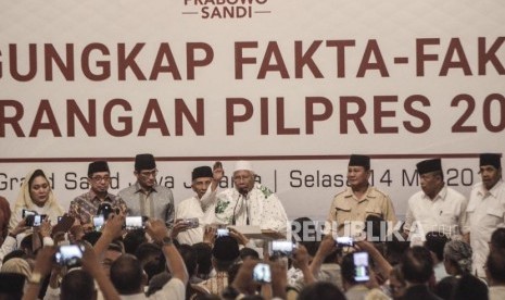 Sejumlah Tim relawan BPN (Badan Pemenangan Nasional) bersama Capres Prabowo Subianto dan Cawapres Sandiaga Uno saat melakukan pengungkapan fakta-fakta kecurangan pilpres 2019 di Jakarta Pusat, Selasa (14/5).