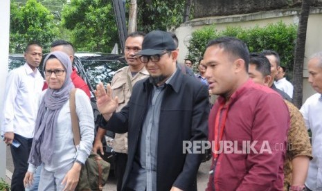 Penyidik Komisi Pemberantasan Korupsi (KPK) Novel Baswedan (tengah) didampingi tim advokat hadir memenuhi panggilan pemeriksaan Tim Pemantauan KasusNovel Baswedan di kantor Komisi Nasional Hak Asasi Manusia (Komnasham), Jakarta, Selasa (13/3).