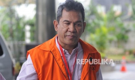 Bupati Hulu Sungai Tengah (HST) Abdul Latif turun dari  mobil tahanan untuk menjalani pemeriksaan di gedung KPK, Jakarta, Selasa (30/1).