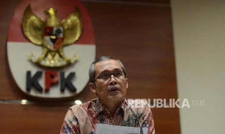 Wakil Ketua KPK Alexander Marwata bersama Juru Bicara KPK Febri Diansyah memberikan keterangan terkait kasus Operasi Tangkap Tangan (OTT) di Cirebon saat konferensi pers di Gedung KPK, Jakarta, Kamis (25/10).