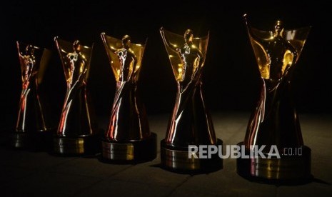 Piala untuk para penerima Tokoh Perubahan 2018 di Gedung Djakarta Theater, Jakarta, Rabu (24/4).