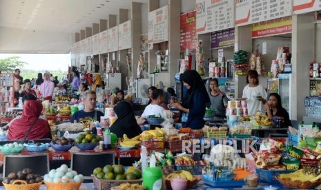 Sejumlah pemudik saat beristirahat di Rest Area KM 228 ruas Jalan Tol Kanci-Pejagan, Cirebon, Jawa Barat, Selasa (18/4/2023)..