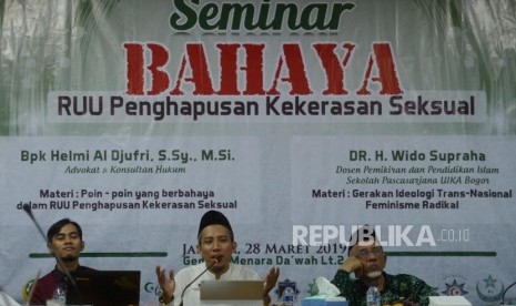 Ketua Presidium Majelis Ormas Islam Mohammad Sidik (kanan) bersama Dosen Pemikiran dan Pendidikan Islam Sekolah Pascasarjana UIKA Bogor Wido Supraha (tengah) dan Advokat dan Konsultan Hukum Helmi Al Djufri (kiri) memberikan paparan saat seminar di Gedung Menara Da'wah, Jakarta, Kamis (28/3).