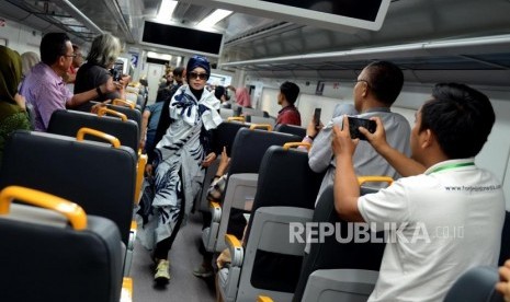 Sejumlah model memeragakan busana di Kereta Api Bandara Soekarno-Hatta, Tangerang, Banten, Kamis (2/5).