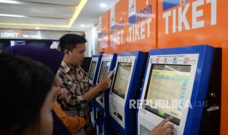 Lonjakan Penumpang Kereta Api. Calon penumpang antre membeli tiket di Stasiun Pasar Senen, Jakarta, Senin (25/12).