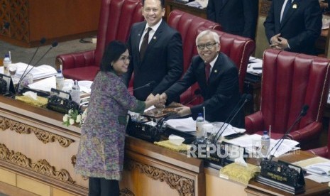 Menteri Keuangan Sri Mulyani bersalaman Wakil Ketua DPR Agus Hermanto disaksikan oleh Ketua DPR Bambang Soesatyo usai Rapat Paripurna DPR di Kompleks Parlemen, Senayan, Jakarta, Selasa (16/7).