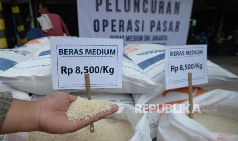 Pengunjung melihat beras beras jenis medium saat peluncuran Operasi Pasar di Pasar Induk Beras, Jakarta Timur, Kamis (22/11).