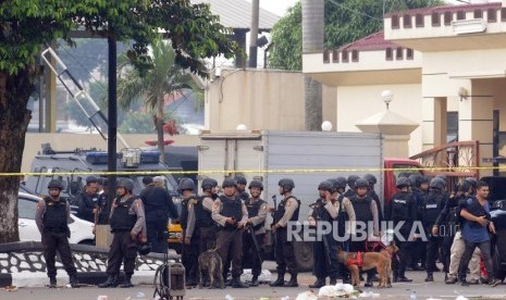 Sejumlah petugas Brimob berjaga pasca kericuhan yang terjadi di Rutan cabang Salemba di Mako Brimob, Kelapa Dua, Depok, Jawa Barat, Rabu (9/5).