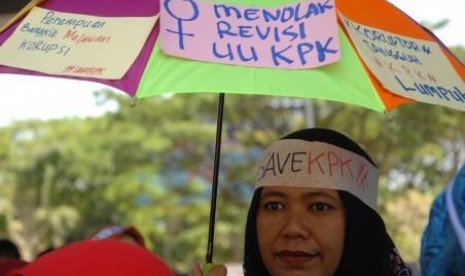  Aksi massa yang menolak revisi UU KPK