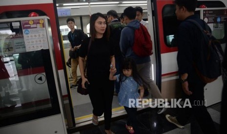 Sejumlah warga mengikuti uji coba publik pengoperasian Light Rail Transit (LRT) fase I rute Kelapa Gading-Velodrome di Jakarta, Selasa(11/6).