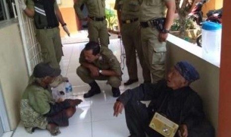  Mbah Cipto (kanan) si pengemis tajir asal Sambungmacan, Sragen saat diamankan oleh tim Satpol PP Sragen. Foto/Wardoyo