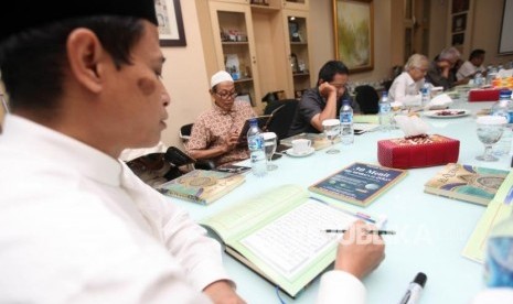 Ustadz Achmad Faridz Hasan memberikan arahan kepada peserta saat mengikuti pelatihan 30 menit bisa membaca Al-quran di Kantor Harian Republika, Jakarta.